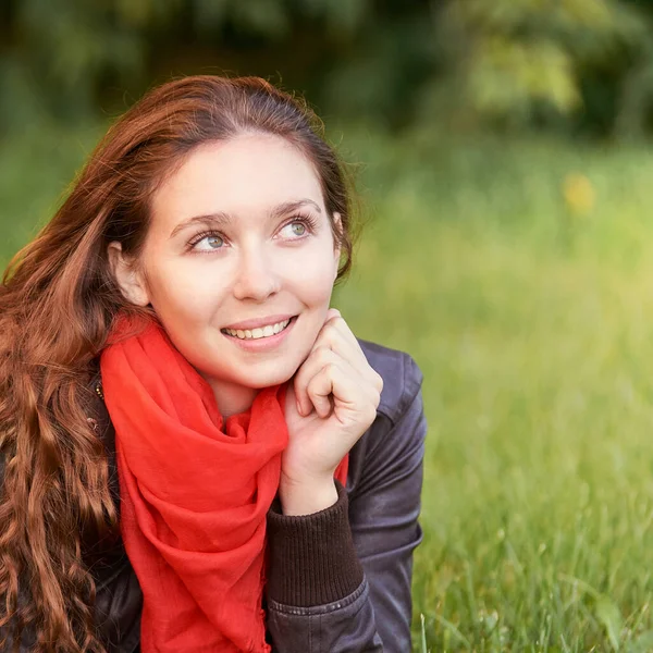 Pretty young woman lying at grass meadow. — Stock Photo, Image