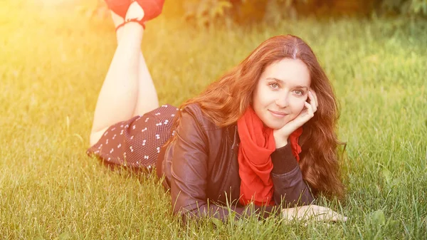 Mujer joven y bonita acostada en el prado de hierba. — Foto de Stock