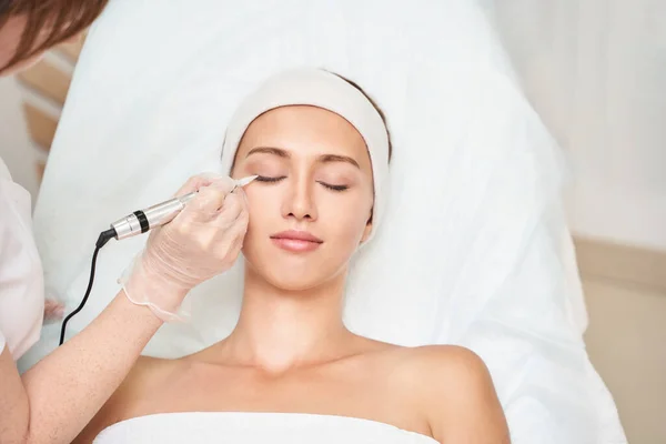 Permanentes Make-up. Beauty-Spa-Verfahren. Schönheit junge Frau — Stockfoto
