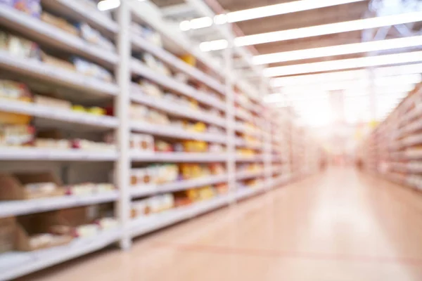 Mercato alimentare interno. Sfocatura corridoio sfondo. Scaffale. Prodotti di magazzino. — Foto Stock