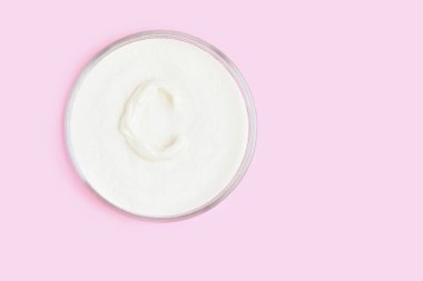 Kolajen beyaz toz. Pastel renk arkaplanı. Sağlık ürünü