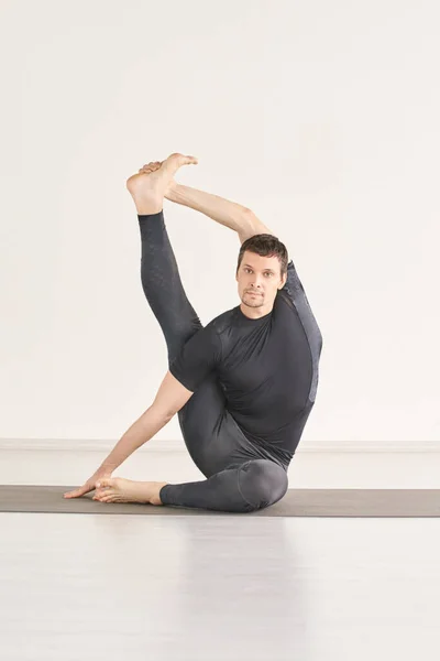 Hombre en yoga asana. Estudio en casa. Una persona — Foto de Stock