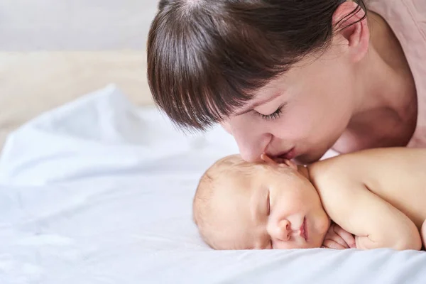 Petit nouveau-né. Mère touche les petits gens. Concept de massage de santé. Parentalité — Photo