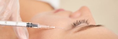 Spa salonunda göz enjeksiyonunun yanında. Doktor elleri. - Yakın çekim. Yüksek kalite