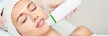 Ultrason kozmetoloji temizleyicisi. Yüz boşaltımı prosedürü.