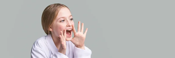 Chica grita. La señorita grita por la venta. Mirando hacia el lado. — Foto de Stock