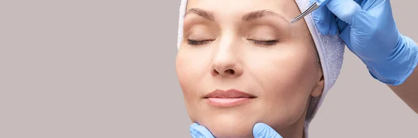Estetista cura della pelle. Pinzette per il viso. Trattamento viso. Dermatologia routine donna — Foto Stock