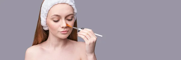 Facial peeling. Pretty girl and cosmetology brush. Anti acne mask. Home skincare — Stock Photo, Image