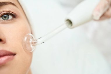 Darsonval kozmetoloji cihazı. Yüz temizleme prosedürü. Salon tedavisi
