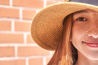 Güzel genç kız. Yarım yüz portresi. Gülümseyen kadın