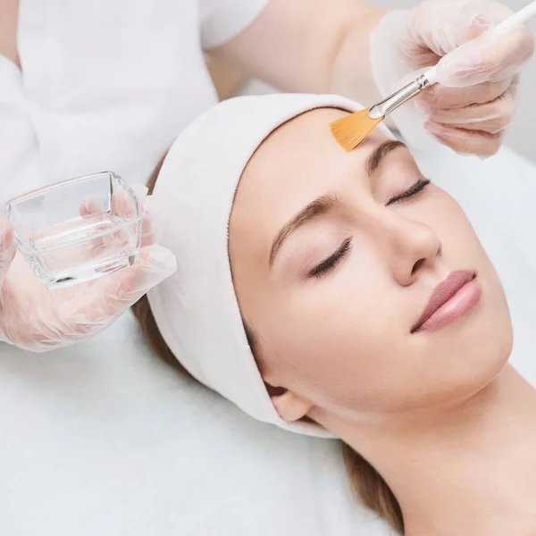 Procedimiento de belleza de cosmetología. Cuidado de la piel de mujer joven. —  Fotos de Stock