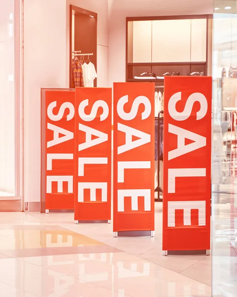 Verkauf rotes Schild im Einkaufszentrum. Rabattkonzept — Stockfoto