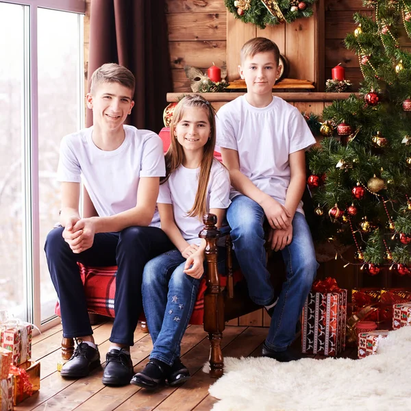 Trójka szczęśliwych dzieci w domu Bożego Narodzenia — Zdjęcie stockowe