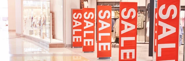 Verkauf rotes Schild im Einkaufszentrum. Rabattkonzept — Stockfoto