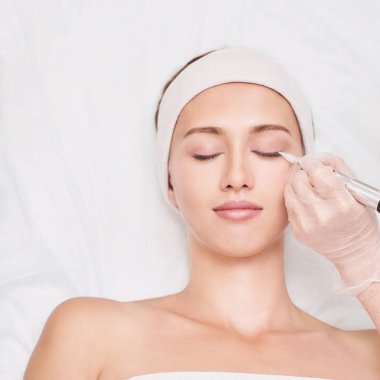 Kalıcı makyaj. Güzellik spa prosedürü. Güzel genç bayan.