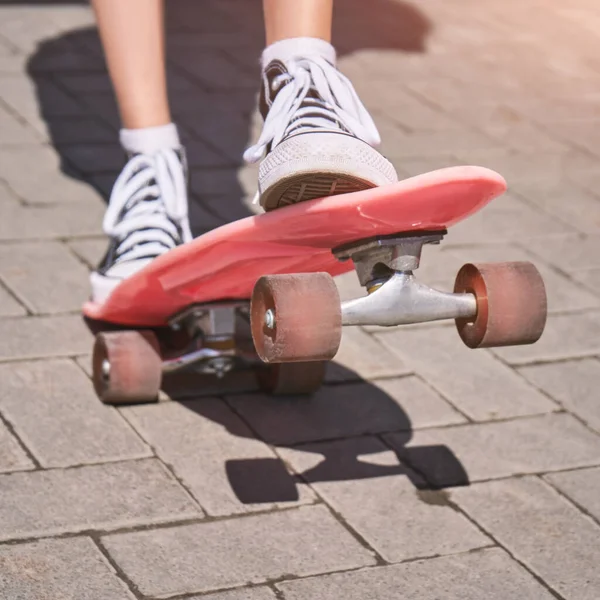 Kaykaylı genç bir kadın. Pembe. Güneş gölgesi