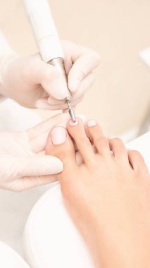 Beyaz arka planda klasik pembe tırnak manikürü. Spa tedavisi kavramı