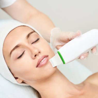 Ultrason kozmetoloji temizleyicisi. Yüz boşaltımı prosedürü.