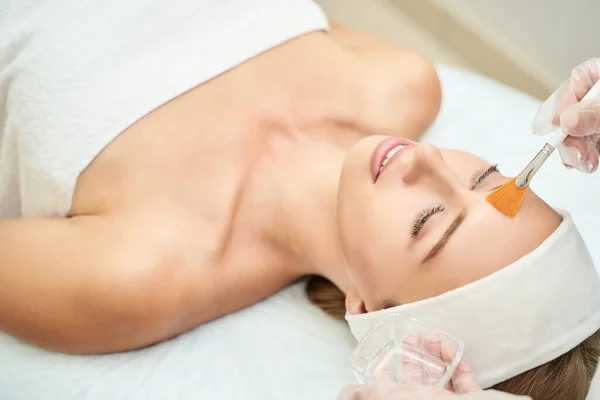 Cosmetologia procedura di bellezza. Giovane donna cura della pelle. — Foto Stock