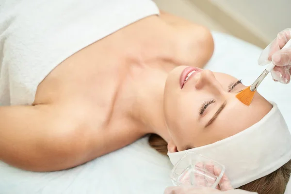 Procedimiento de belleza de cosmetología. Cuidado de la piel de mujer joven. — Foto de Stock