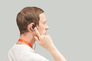 Çağrı merkezindeki adamlar. Beyaz tişört. Tele-pazarlama için kulaklık 