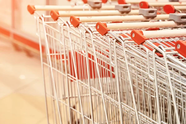 Retro-Einkaufswagen. Supermarkteinkäufer. Lebensmittelgeschäft leer — Stockfoto