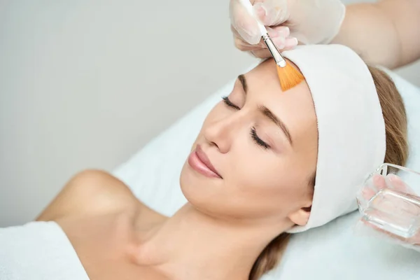 Procedimiento de belleza de cosmetología. Cuidado de la piel de mujer joven. — Foto de Stock