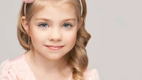 Portret małej dziewczynki. Zdjęcia studyjne. słodkie dziecko twarz. — Zdjęcie stockowe