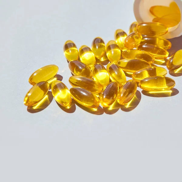 Tobolka přípravku Omega3 gel. Žlutý vitamin. Dietologická droga. Doplněk rybího oleje — Stock fotografie