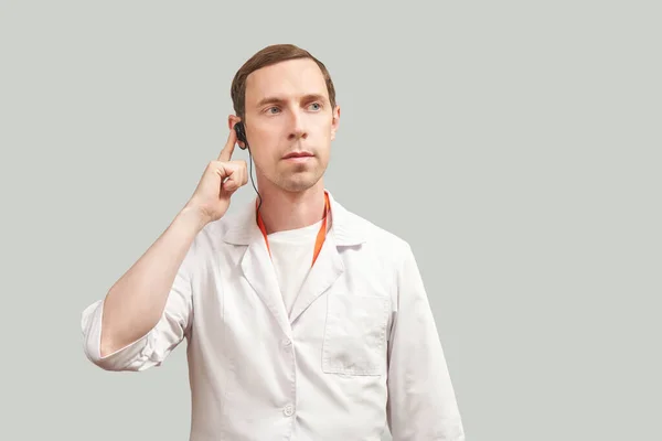 Médico masculino con auriculares. Estudio Medicina retrato. —  Fotos de Stock