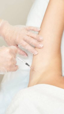 Spa salonunda koltuk altı enjeksiyonu. Doktor elleri. Genç kadın. 