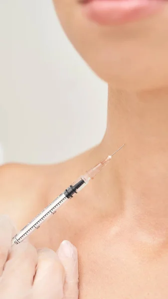 Injekce do krku. Lázeňské salon detailní pohled. Kosmetická léčba — Stock fotografie