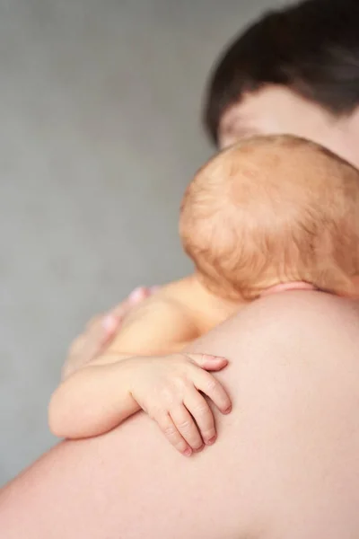 Braço minúsculo recém-nascido. Mãe segurando pessoas pequenas. Cuidados médicos. Não reconhecido — Fotografia de Stock