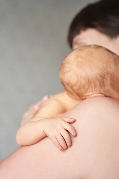 Brazo pequeño recién nacido. Madre sosteniendo a gente pequeña. Salud. No reconocido — Foto de Stock