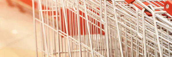 Retro-Einkaufswagen. Supermarkteinkäufer. Lebensmittelgeschäft leer — Stockfoto
