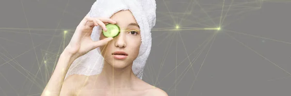 Concepto de cosmetología. Producto para el cuidado de la piel. Retrato femenino. Mascarilla de pepino. — Foto de Stock