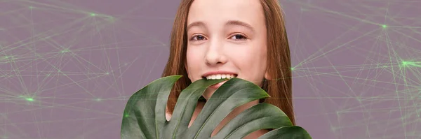 Giovane ragazza sorridente con foglia di monstera. Cosmetologia concetto di salute. — Foto Stock