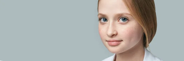 Pretty young girl portrait at studio — Stock Photo, Image