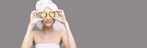 Cosmetologisch concept. Huidverzorgingsproduct Vrouwelijk portret. Komkommermasker. — Stockfoto