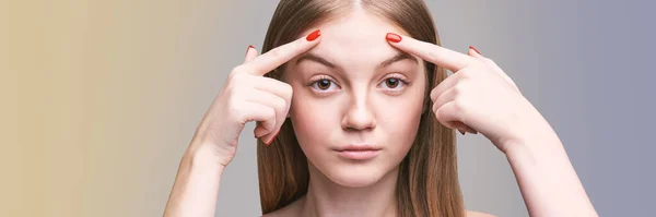 Trattamento viso. Maschera termale dermatologica. Punta dritto in faccia. Ringiovanimento della pelle — Foto Stock