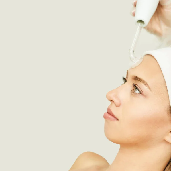 Ansiktsbehandling. Dermatologi spa mask. Avgiftningsterapi. Föryngrande hudvård — Stockfoto