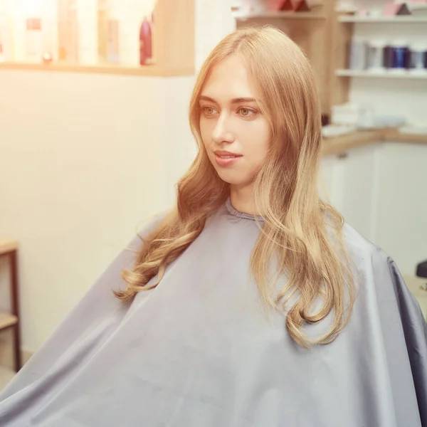 Mulher loira de cabelo comprido. Tratamento de cabeleireiro — Fotografia de Stock