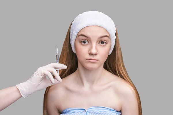 Injectie in een spa salon. Dokters handen. Mooie vrouwelijke patiënt. Schoonheidsbehandeling — Stockfoto