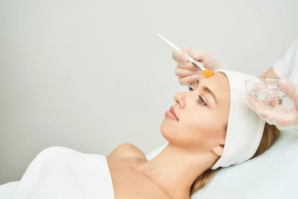 Porträt der feuchtigkeitsspendenden Maske. Peelingcreme im Gesundheitswesen — Stockfoto