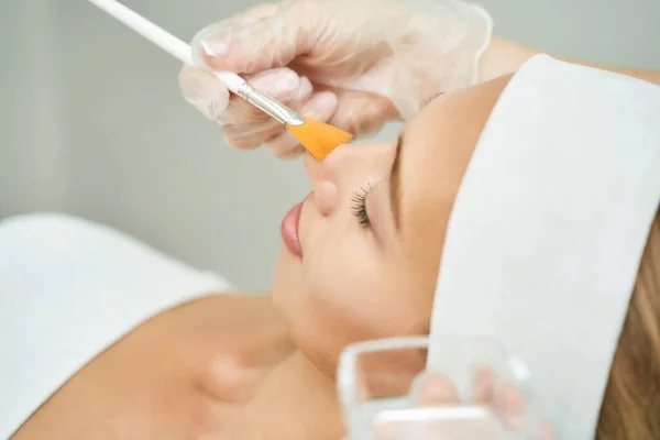 Retrato de máscara hidratante. Crema para pelar la salud — Foto de Stock