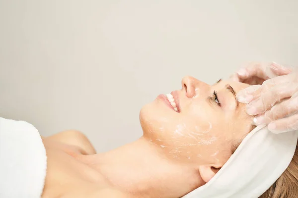 Ansiktsbehandling. Dermatologi spa mask. Avgiftningsterapi. Föryngrande hudvård — Stockfoto