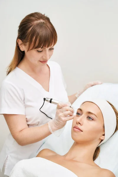 Permanente make-up. Schoonheidssalon procedure. Jonge vrouw. Gezichtstatoeage — Stockfoto