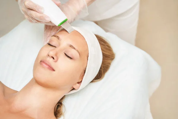 Ultraschallgeräte für die Haut. Die Frau muss sich einer kosmetischen Behandlung unterziehen. Frauenklinik — Stockfoto