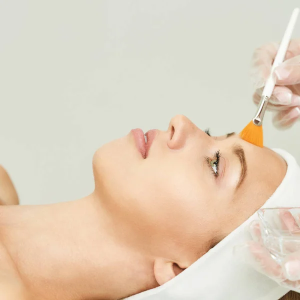 Ritratto di maschera idratante. Crema peeling sanitario — Foto Stock