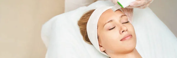 Ultradźwiękowy sprzęt do skóry. Kobiety leczą się kosmetologicznie. Klinika dla kobiet — Zdjęcie stockowe